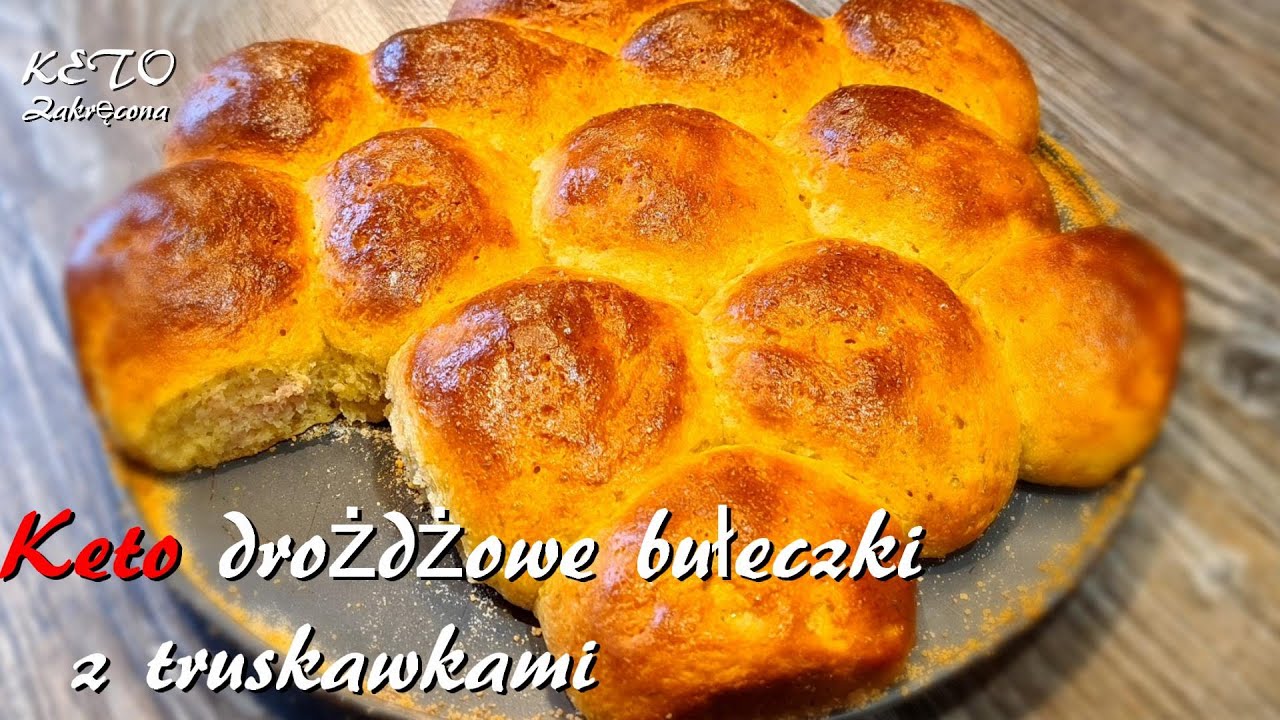 Keto drożdżowe bułeczki z truskawkami