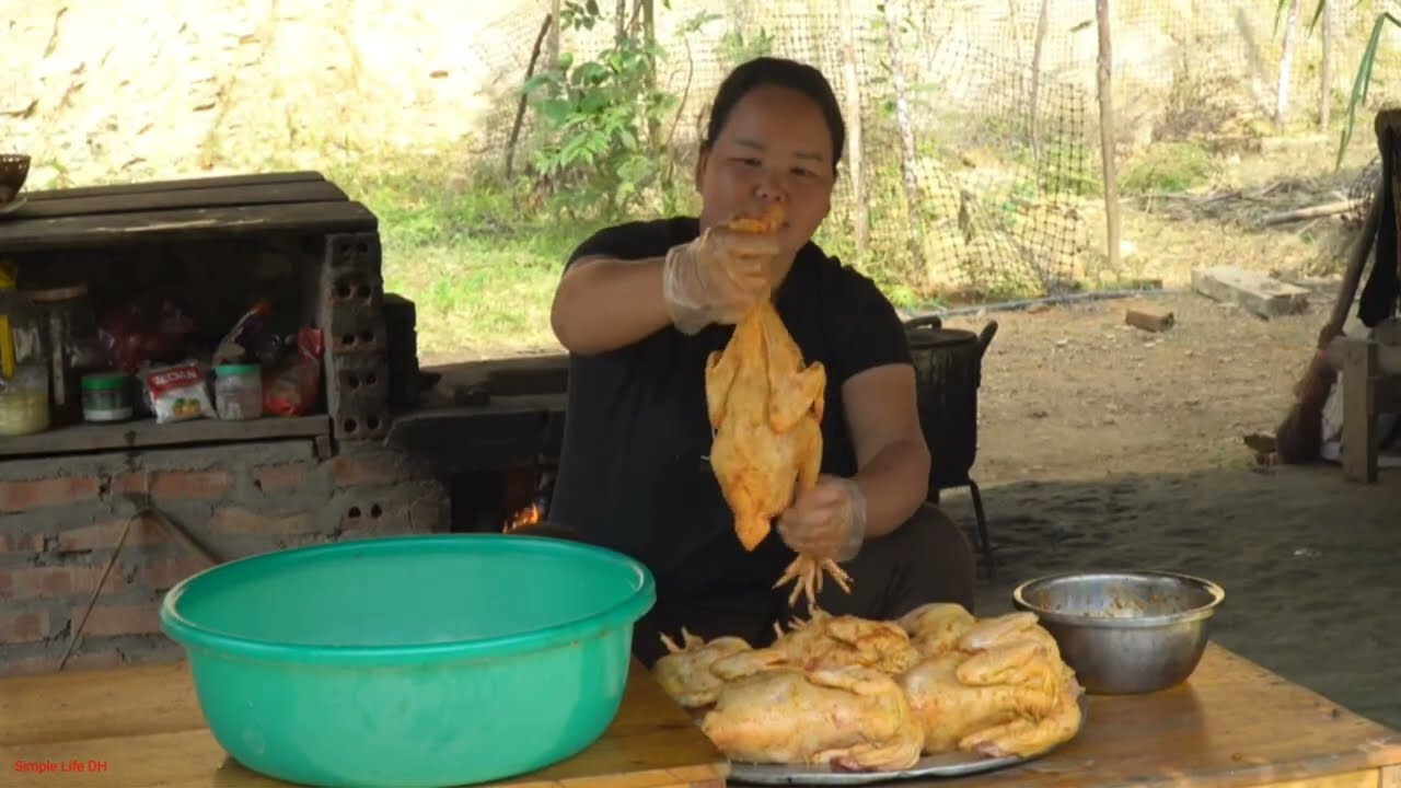 Full video showing the preparation of pork for sale at the market.