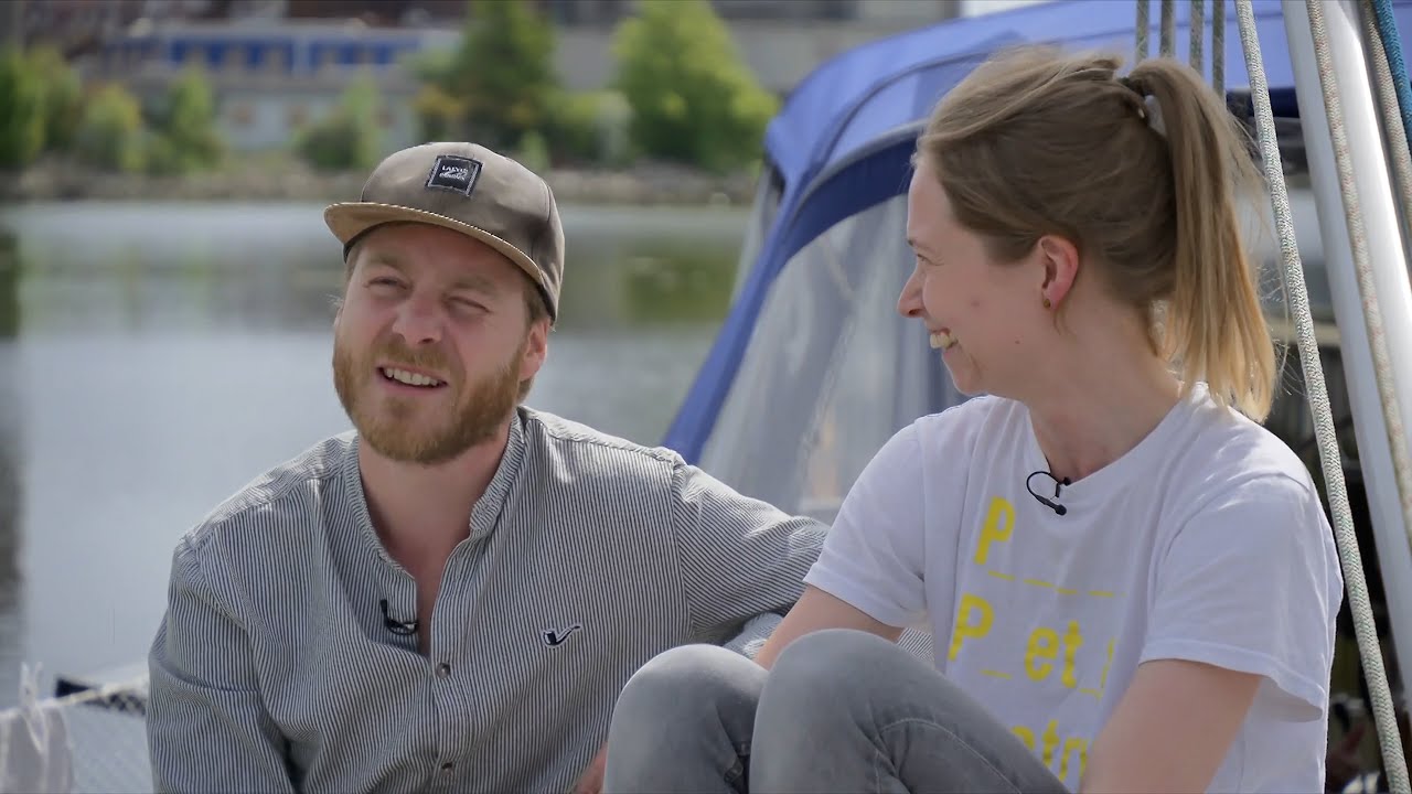 Dropper job og sælger bil: Familie sejler ud på eventyr