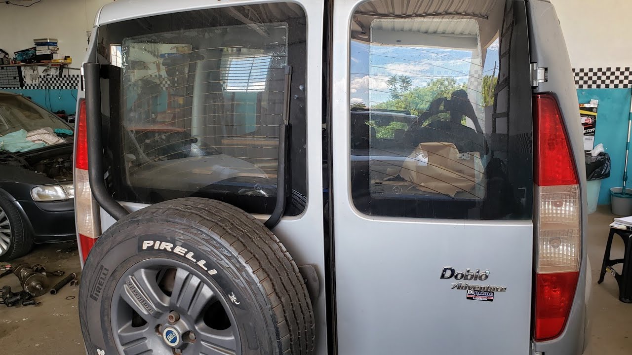Como regular corretamente a tampa traseira do salão da Doblo
