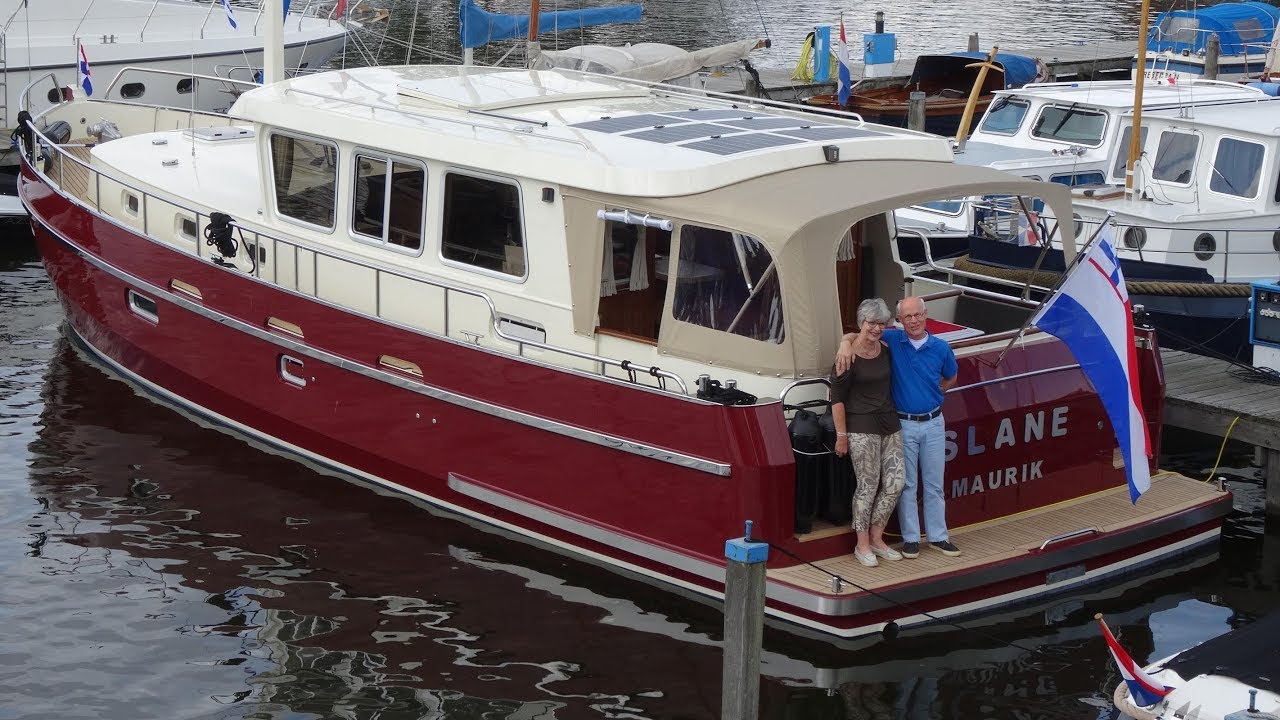 MOTORBOOT VAREN OP DE FRANSE MAAS