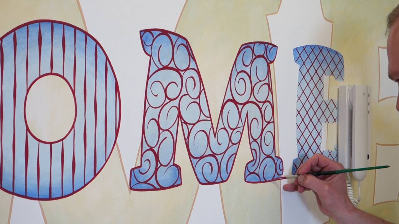 Wandgestaltung mit Kalligrafie und Schrift in einem Flur