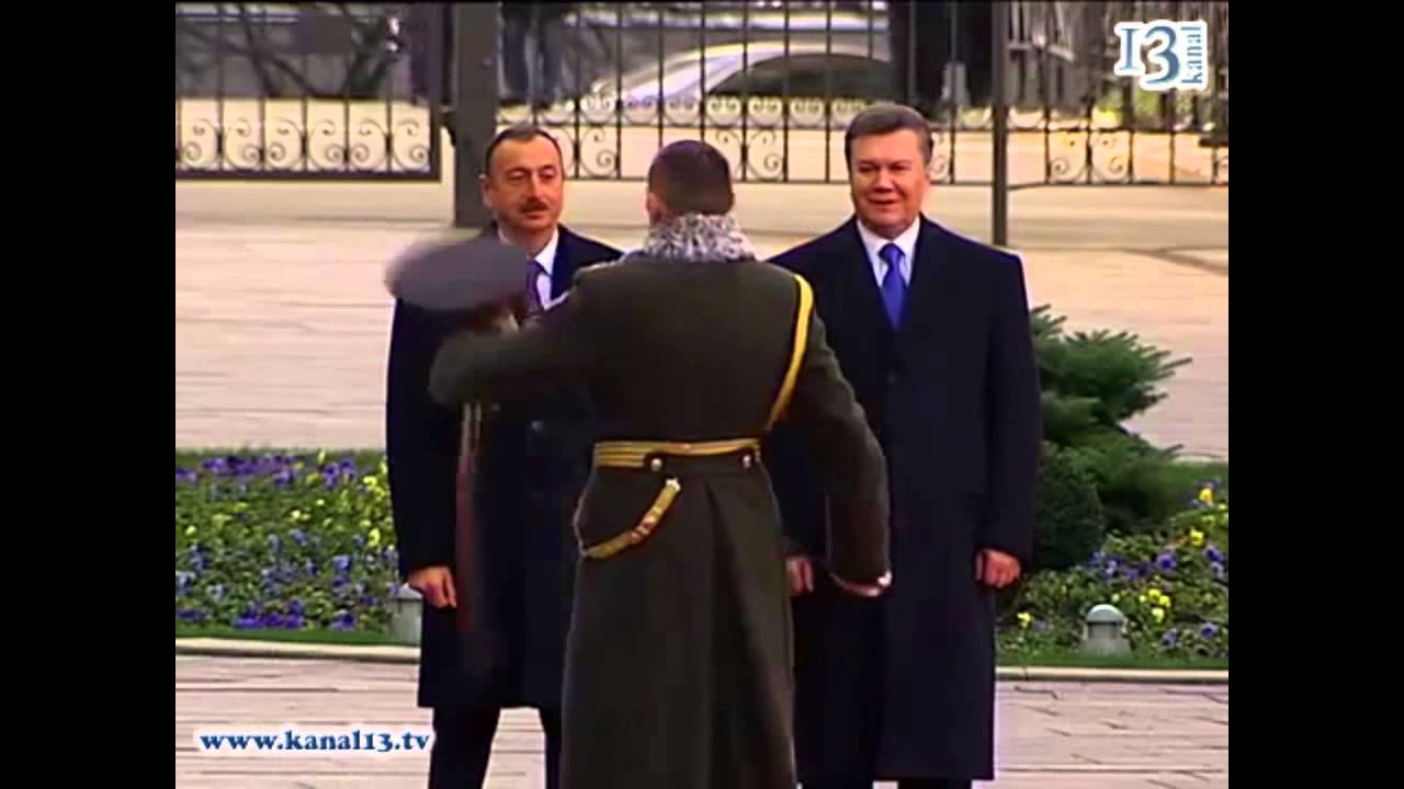 Papağını göydə tutan zabit