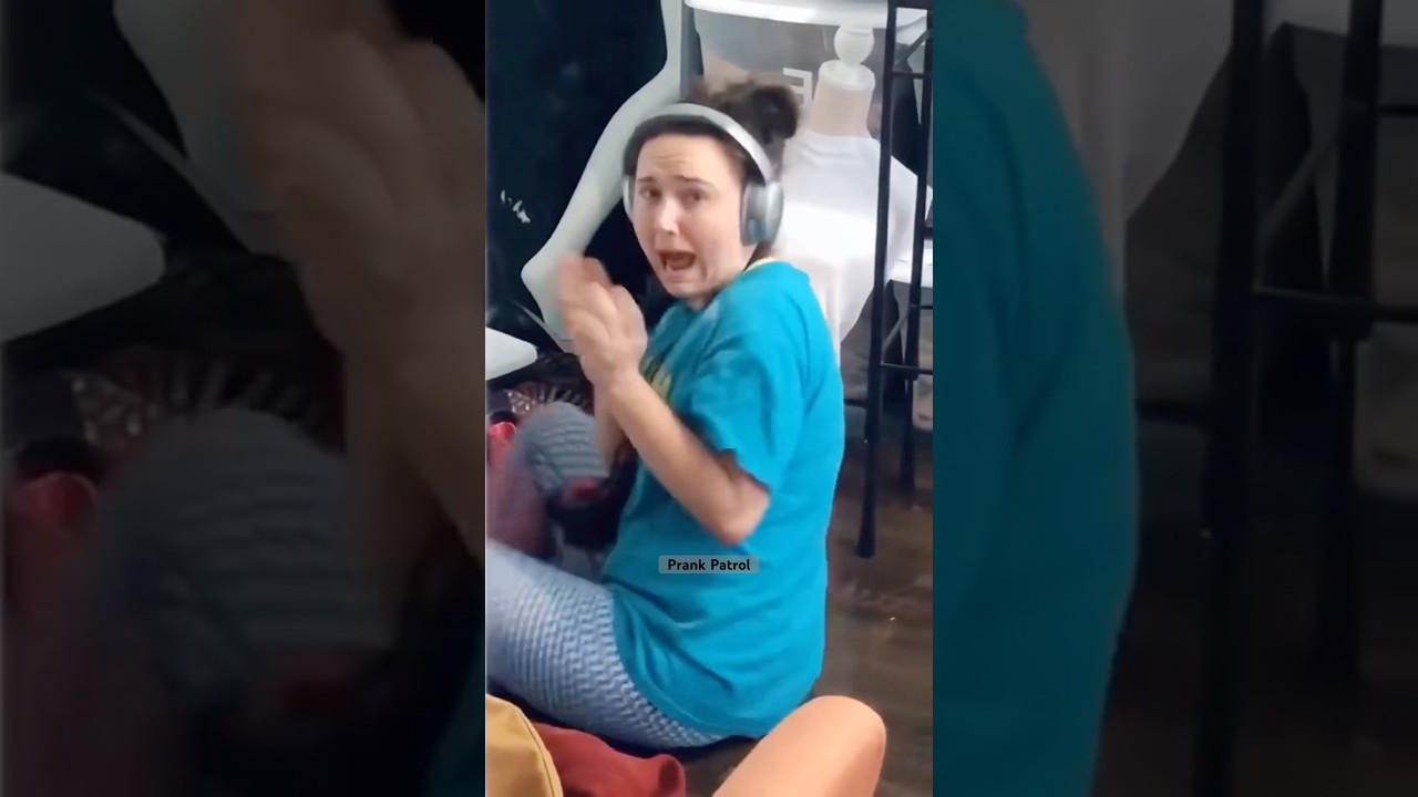 Jumpscare scare cam prank 😹🤣#shorts #viralshorts #funny #memes #scarecam #prank
