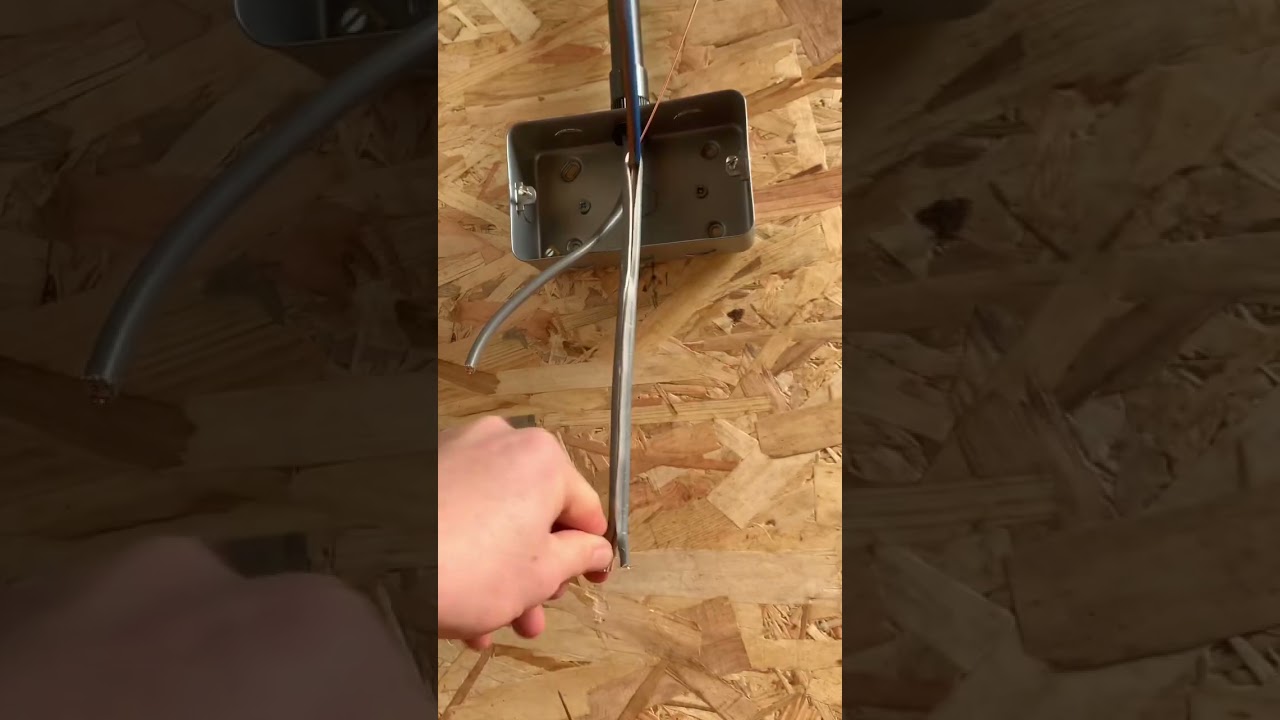 Top tip for stripping Twin & Earth cable! ⚡️🔌#diy #toptip #electrician