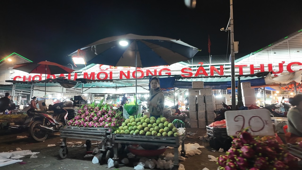 Giá bơ 50k , thanh long 25k, mãng cầu xiêm 40k, nhãn 30k, xoài keo 30k Chợ Đầu Mối Thủ Đức đêm 22/2