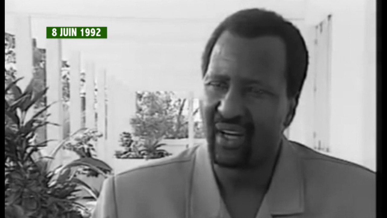 Ephemeride  du 08 JUIN 1992 :  Amadou Toumani Touré remet le flambeau  à Alpha Oumar  Konare