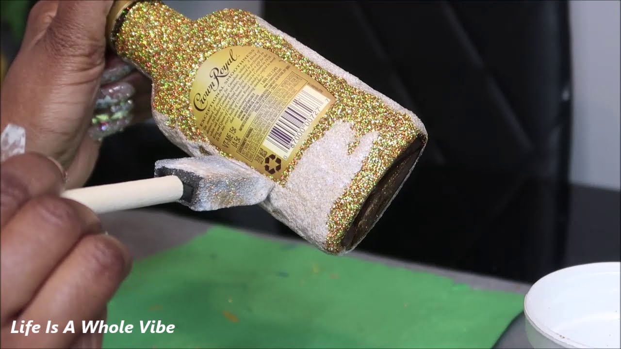 Самодельная бутылка Crown Royal Gold с блестками — как добавить блеска бутылке для ликера с помощ...