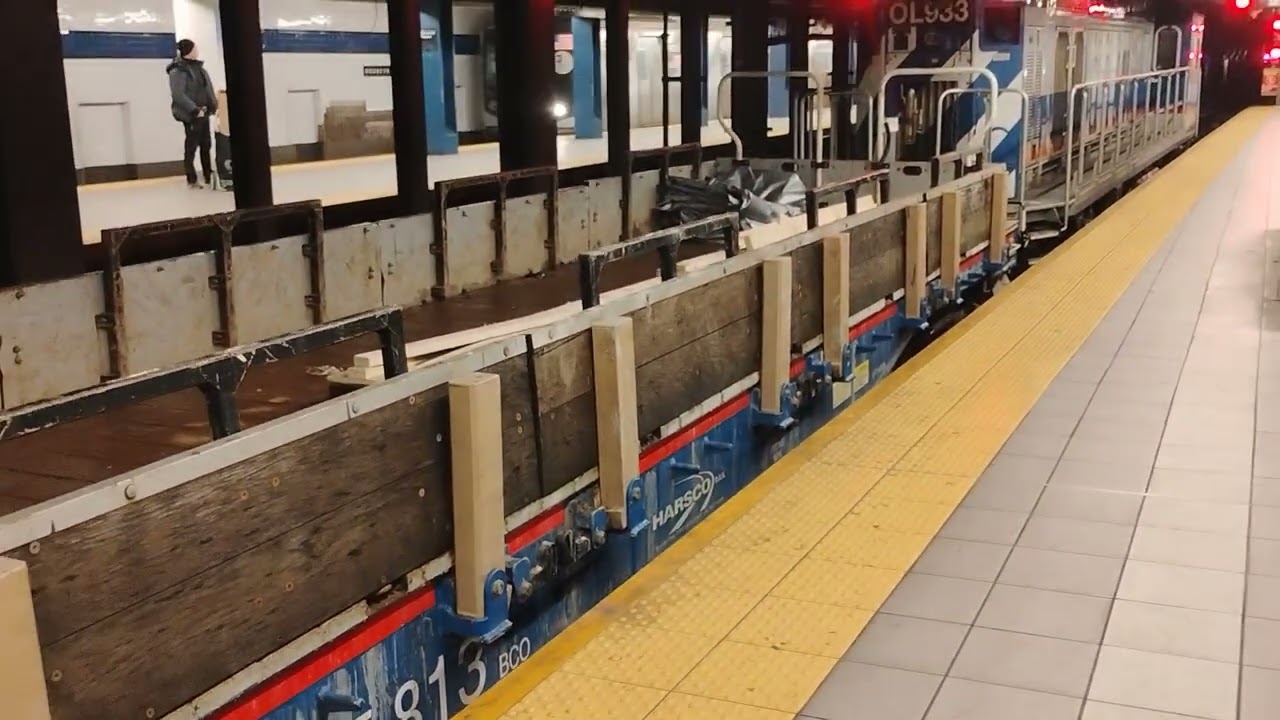 R156/R252s OL933/OF813/OF883/OF836 + R160 #9268/#9518 NIS at Jackson Heights - Roosevelt Avenue 