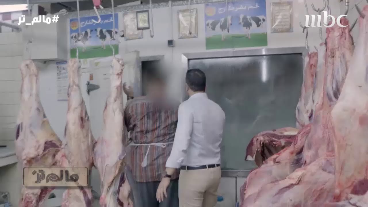 لحوم محاطة بالذباب في سوق التعمير بالرياض