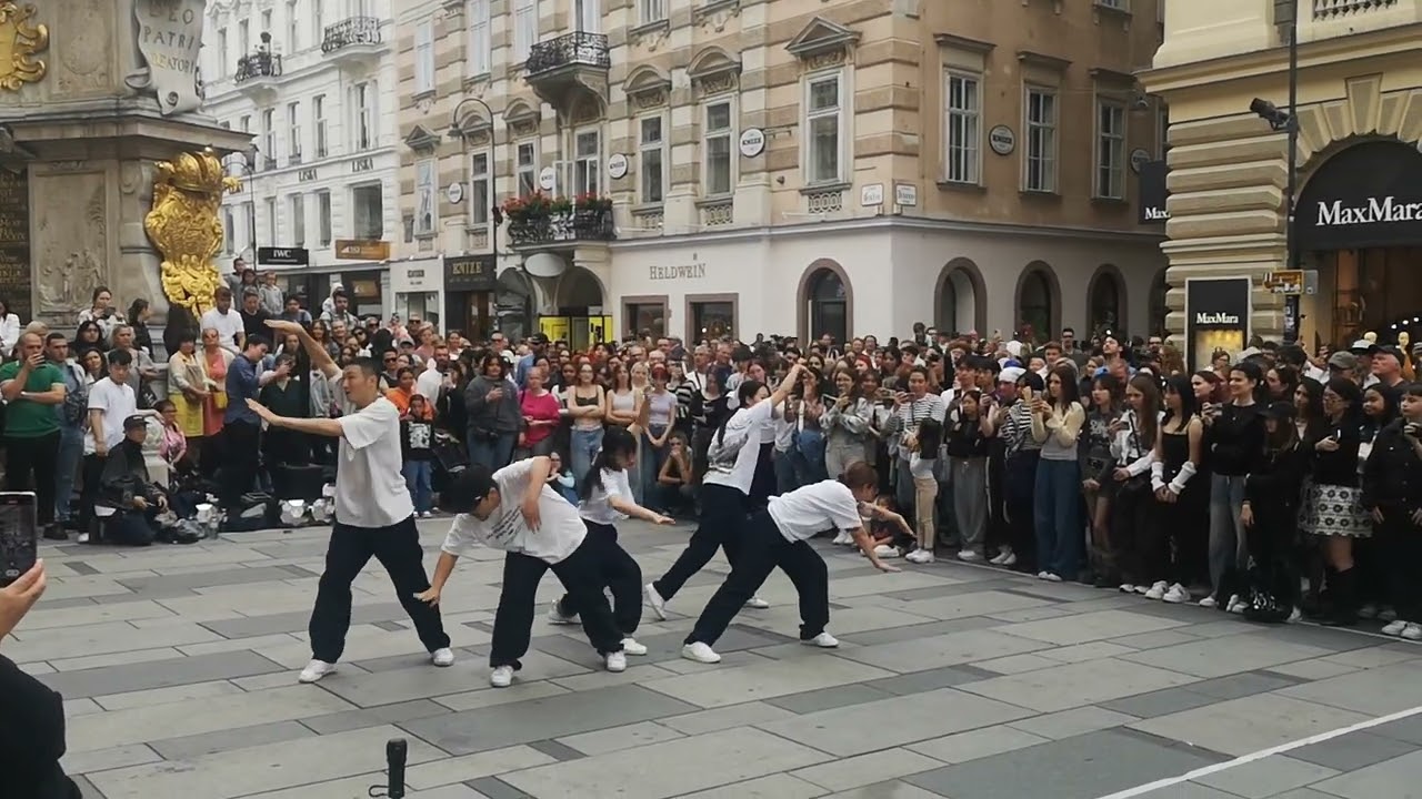 Performance of Artgee in Vienna, Austria (Am Graben)
