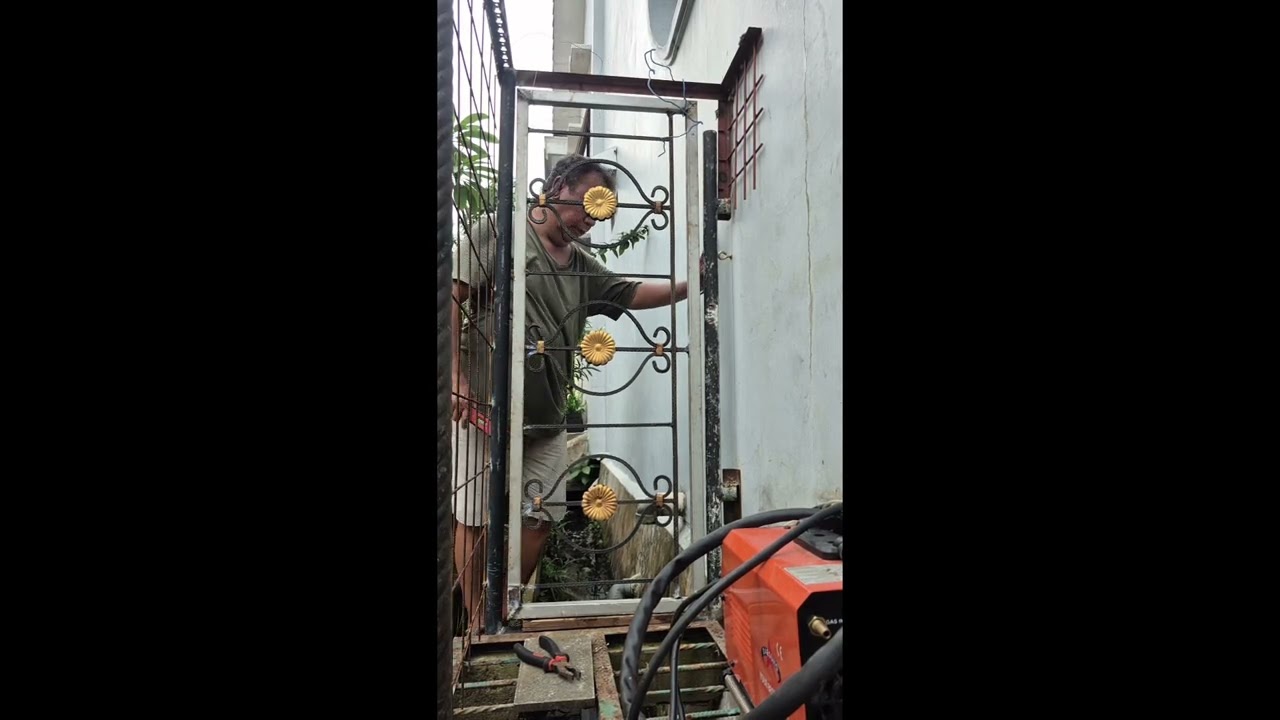 MEMASANG PINTU KONTAINER