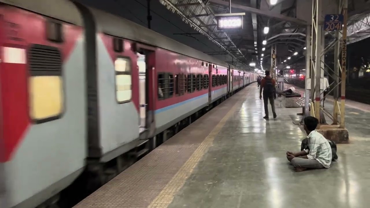 18029 Ltt Shalimar Express) arriving at thane platform no 7 ( pahle dusri line se koi unknown train)
