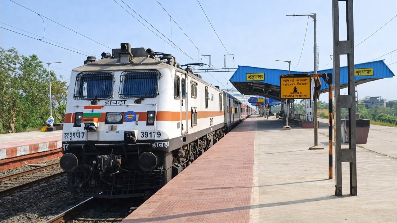 🔥 Fast & Furious Train Crossing - Jan Shatabdi + Kumbh+Sahid+Kolkata Ghazipur Weekly Express.