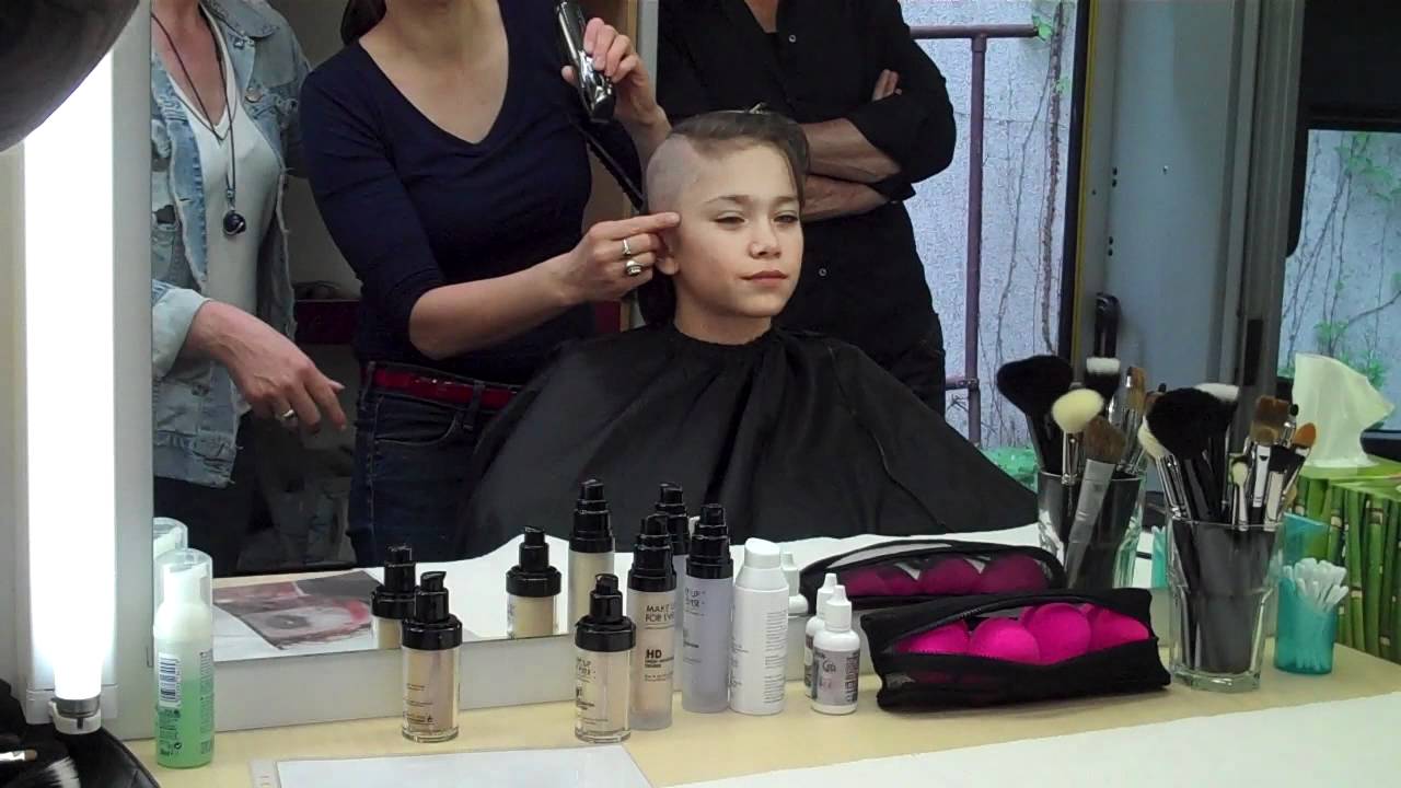 Christian Traeumer Shaving his head to become Simon Sachs part 1