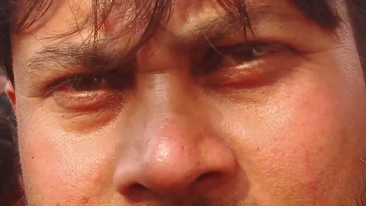 Ek number gate ke pass shradhaluon ko ungali bheedAreraj