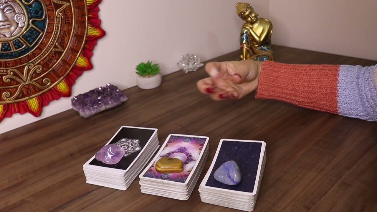 Como ele (a) está em relação a mim? TAROT INTUITIVO