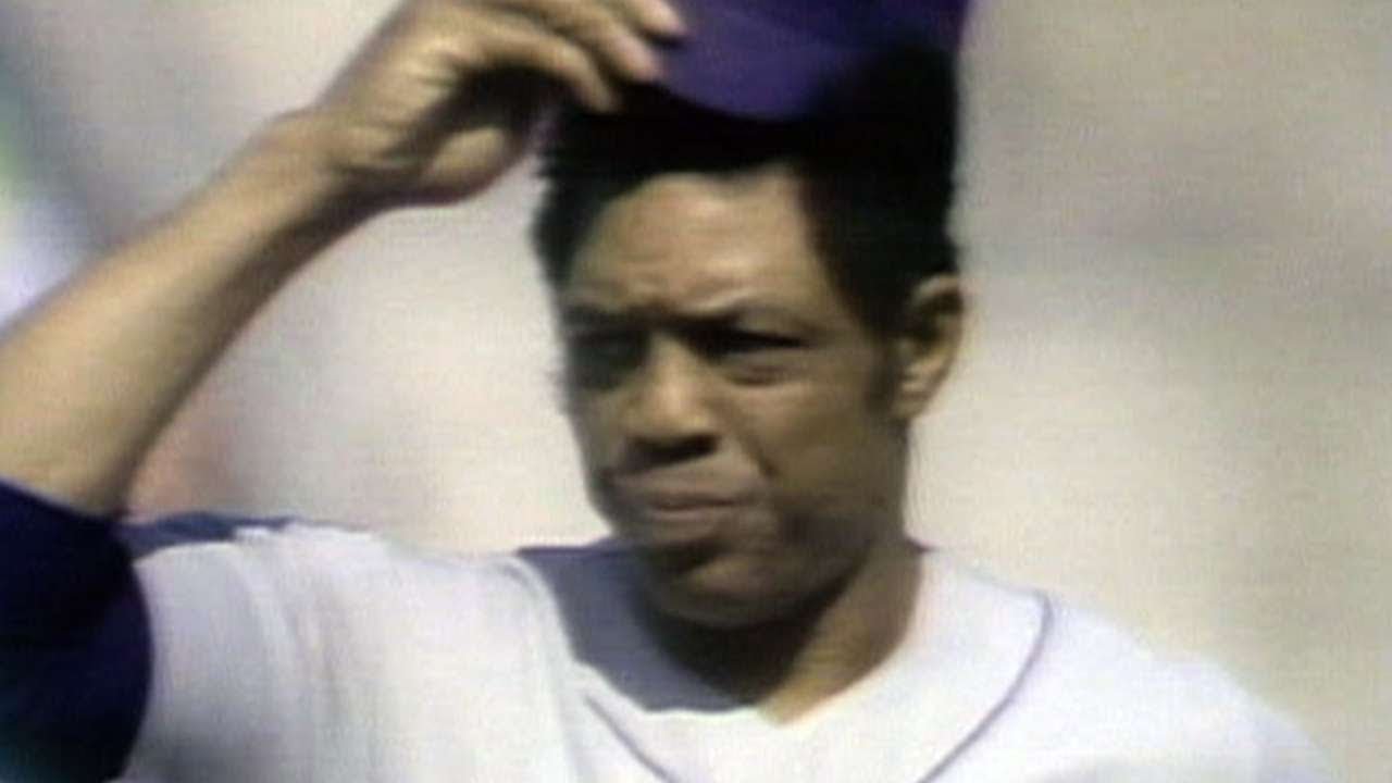Willie Mays introduced to standing ovation in Game 1 of the 1973 World Series