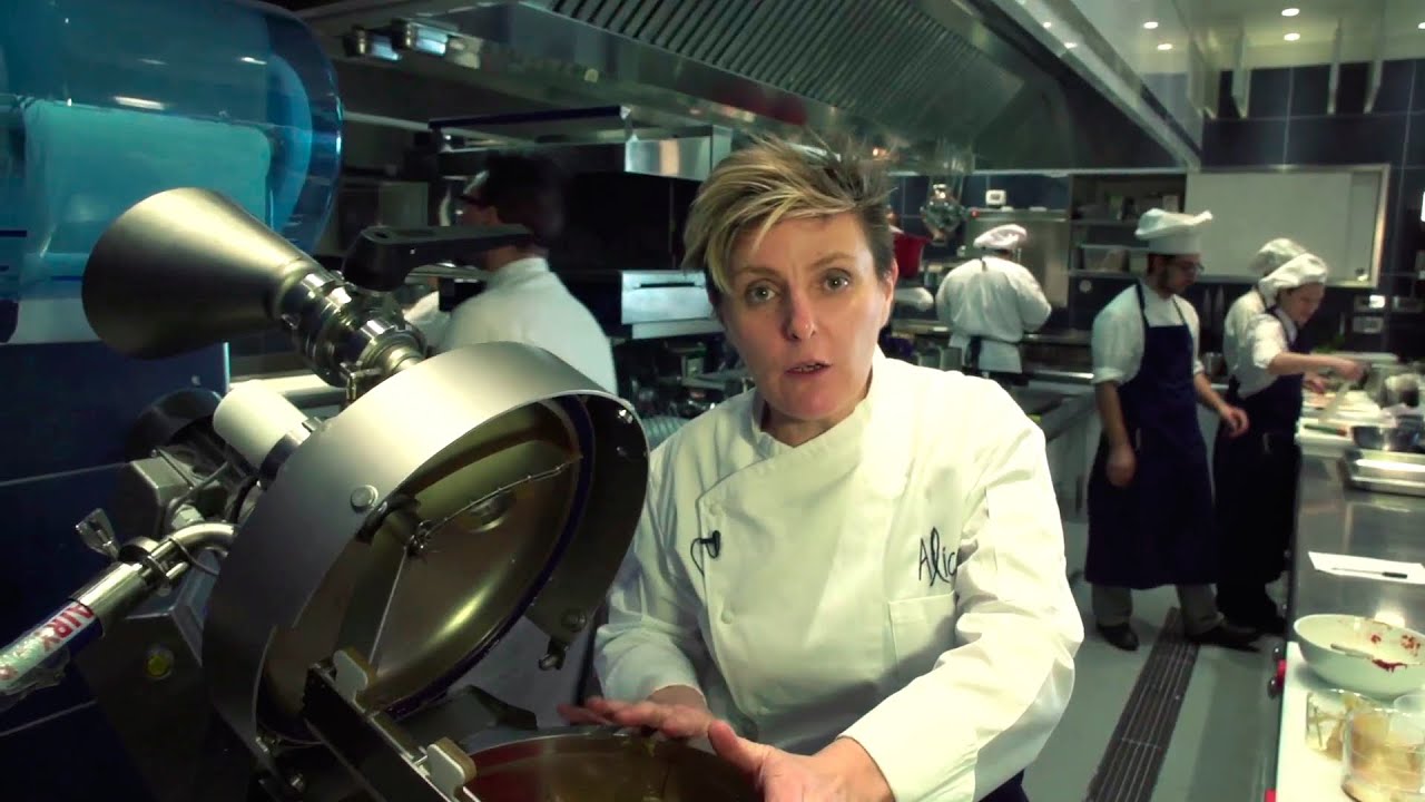Chef Viviana Varese • Stuzzico: chips di quinoa, crema di baccalà mantecato e salsa porky