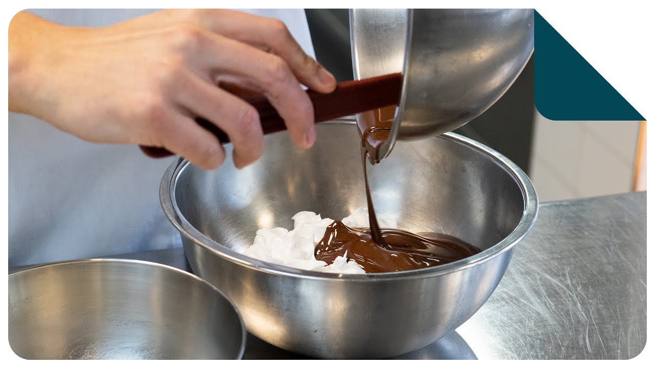 Spatelen van een chocolademousse | Keukentechniek