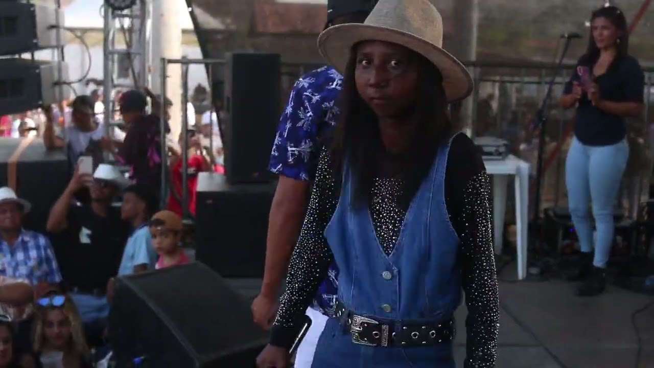 SHOW MENINA DA BOTA EM POT&Eacute;