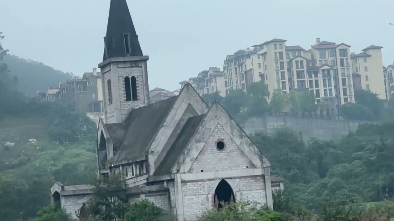 探秘爛尾教堂，山頂上一大片的未完工的建築，很多神秘的塗鴉