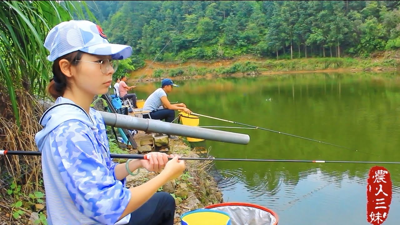農村水庫釣魚，為何妹子下竿後，全場突然停口！