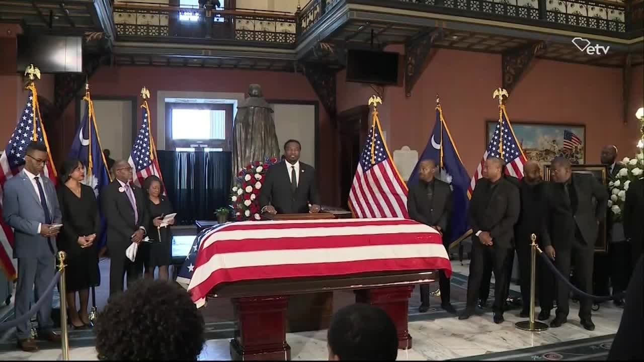 Hundreds gather to pay respects to Jesse Jackson at SC State House