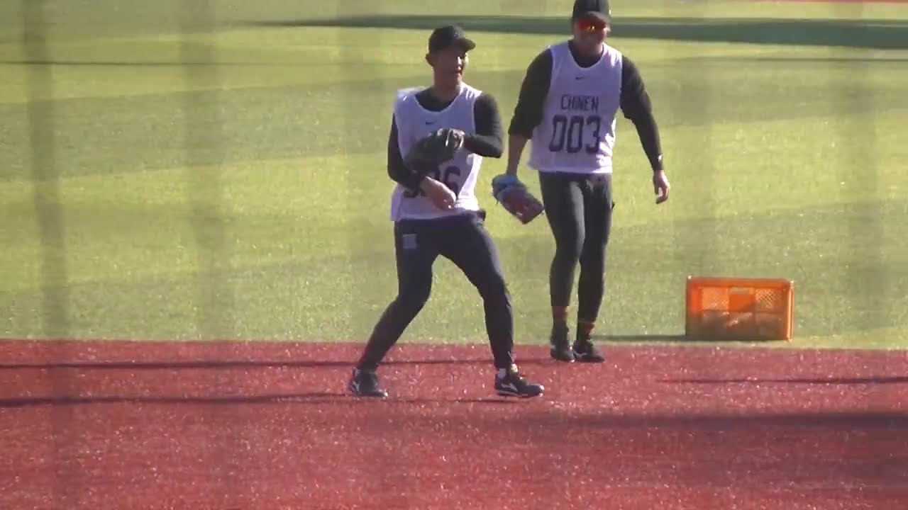 ジャイアンツ新人合同自主トレ 育成3位 松井蓮太郎がノックを受ける【2026年1月13日 ジャイアンツタウン】