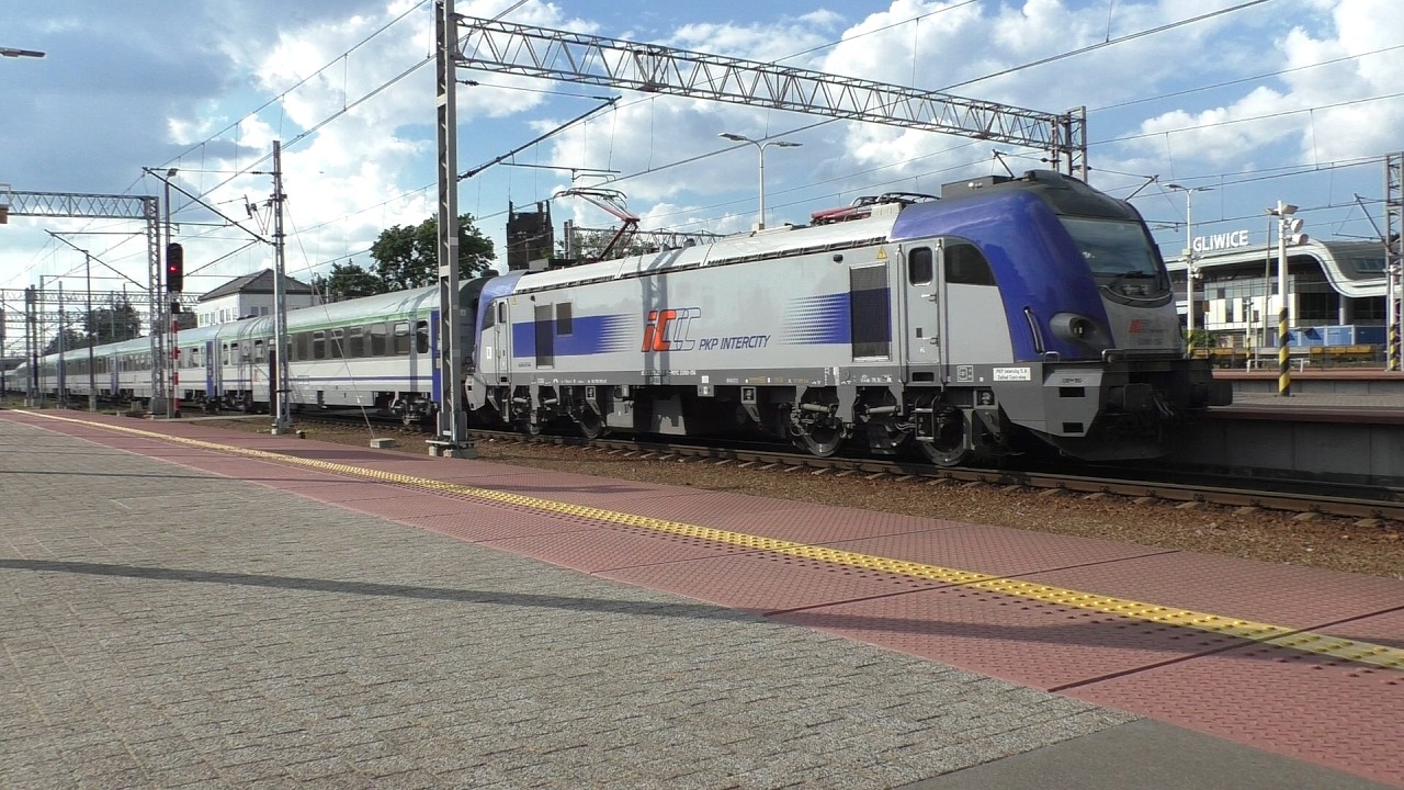 EU160-056 + 12 wagon&oacute;w || IC Wycz&oacute;łkowski