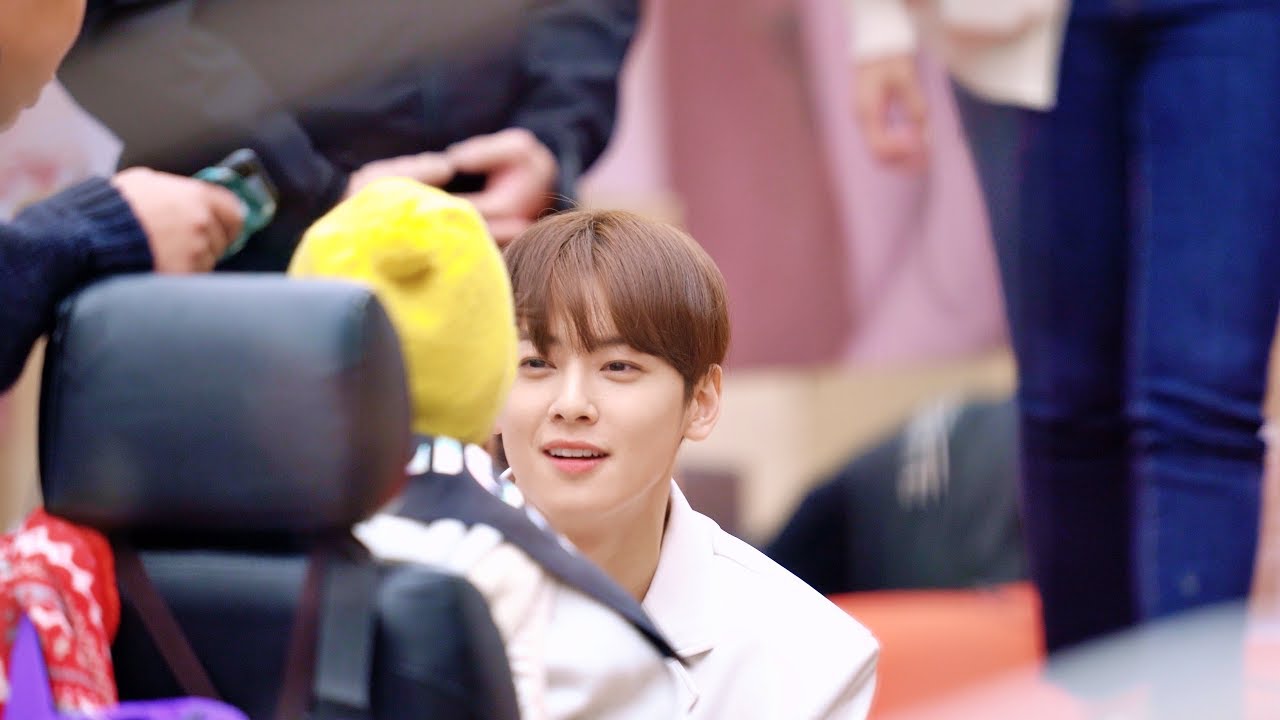 몸이 불편한 팬을 위해 직접 싸인해주는 아스트로(ASTRO) 4k Real Fan Cam 191208@코엑스팬사인회