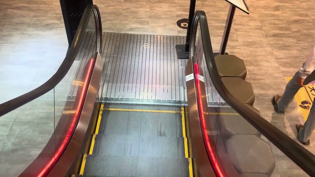 「電扶梯」台灣台南Focus 時尚流行館7~6樓Eescalator on the 7th to 6th floors of Focus Fashion Mall in Tainan, Taiwan