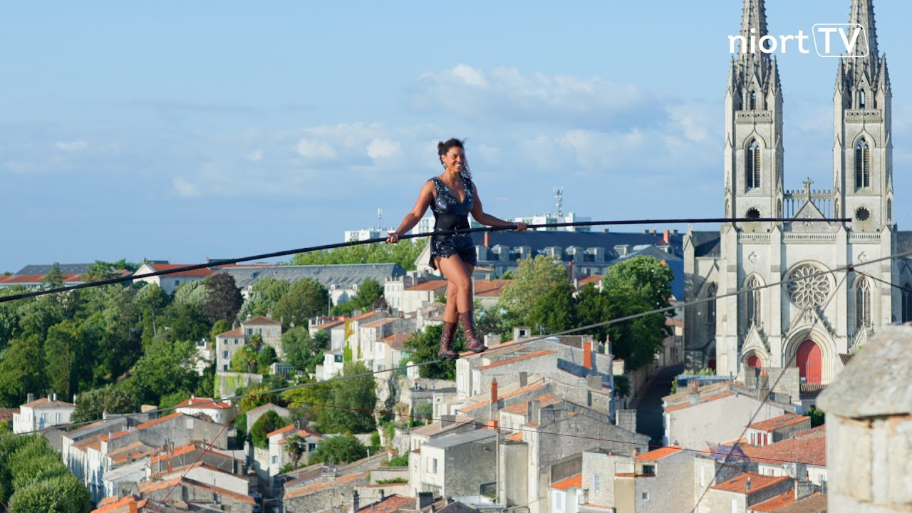 Festival Cirque d'été : une funambule jusqu’au sommet du Donjon.