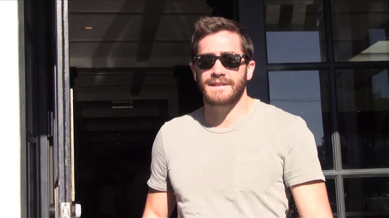 Jake Gyllenhaal Confronts Paparazzi After Tough Taylor Swift Break Up [2011]