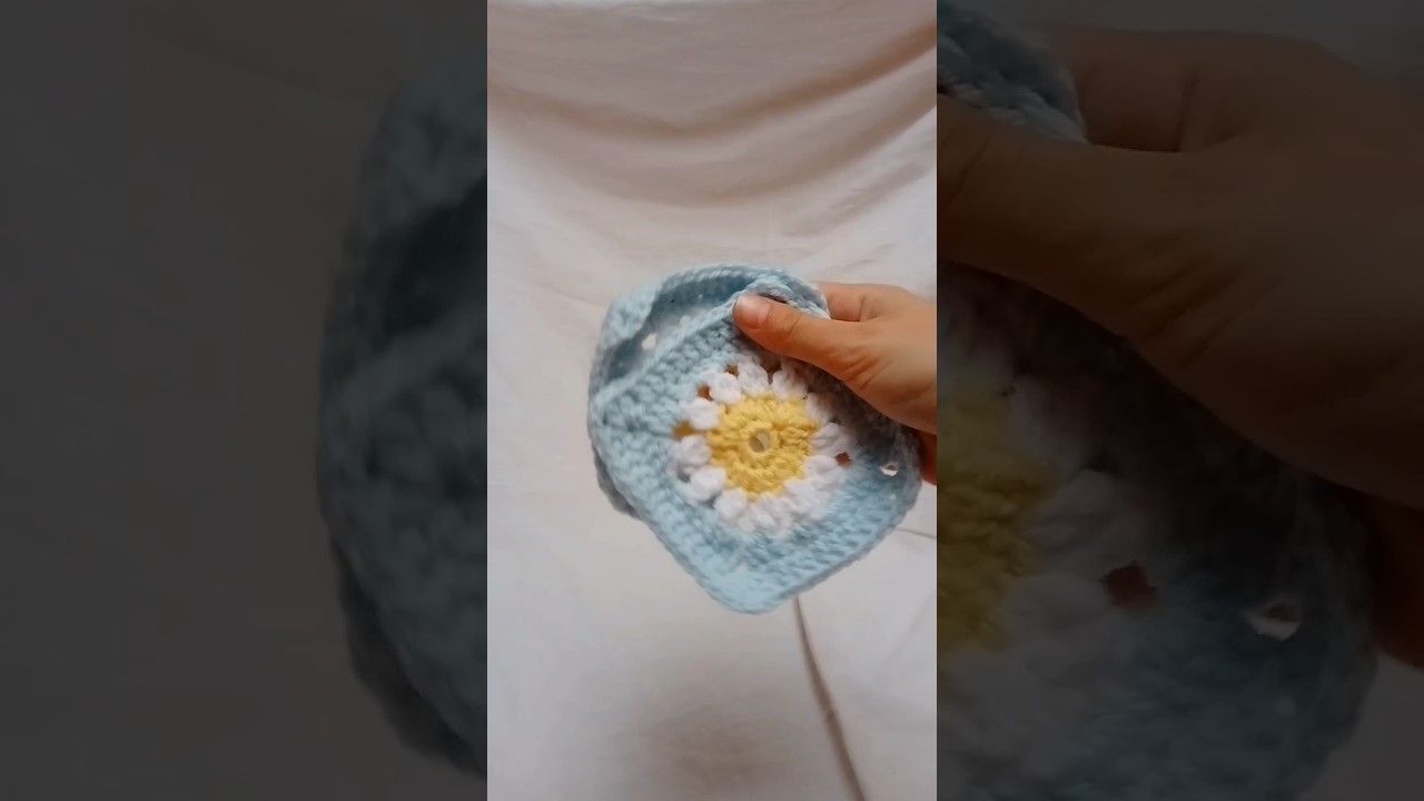 H&aacute;čkovan&eacute; čtverečky s kytičkou 🌼 #crochet #hackovani #handmade #hackovanie #hackovanehracky #flowers