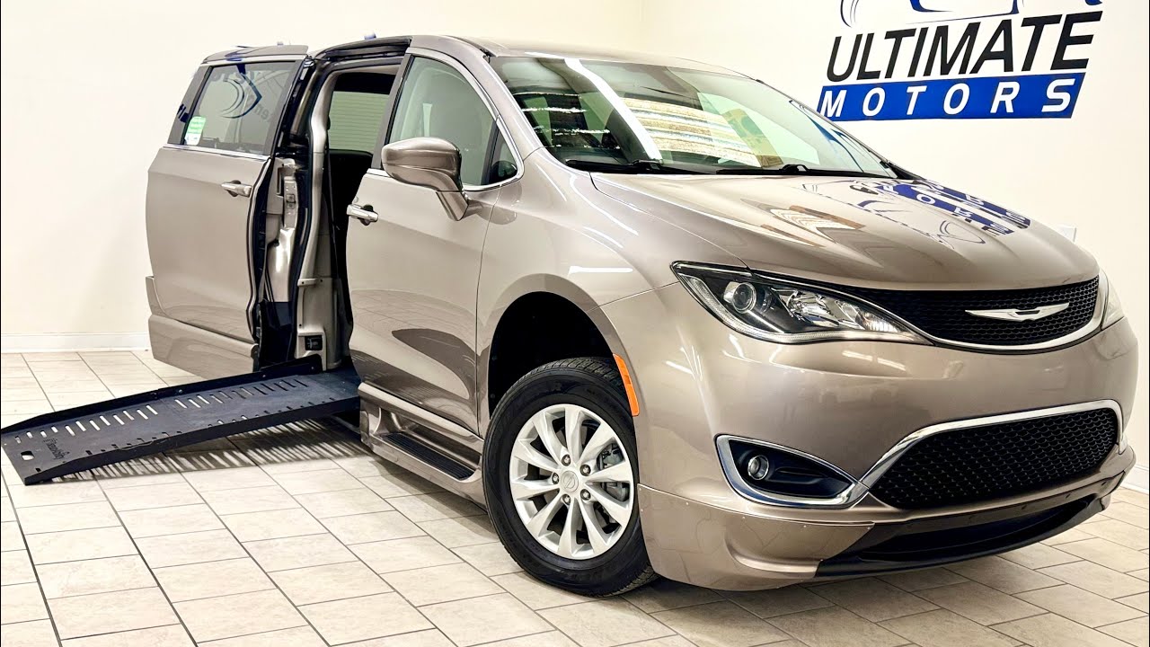 Chrysler Pacifica Touring Plus 2018 года выпуска с электроприводом пандуса, приспособленного для ...