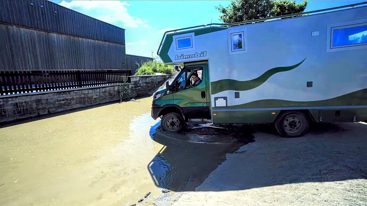 WOHNMOBIL FAHRFEHLER VERMEIDEN durch Offroad Training im Wasserloch. Mit Dipl.Ing. Stefan Christner.
