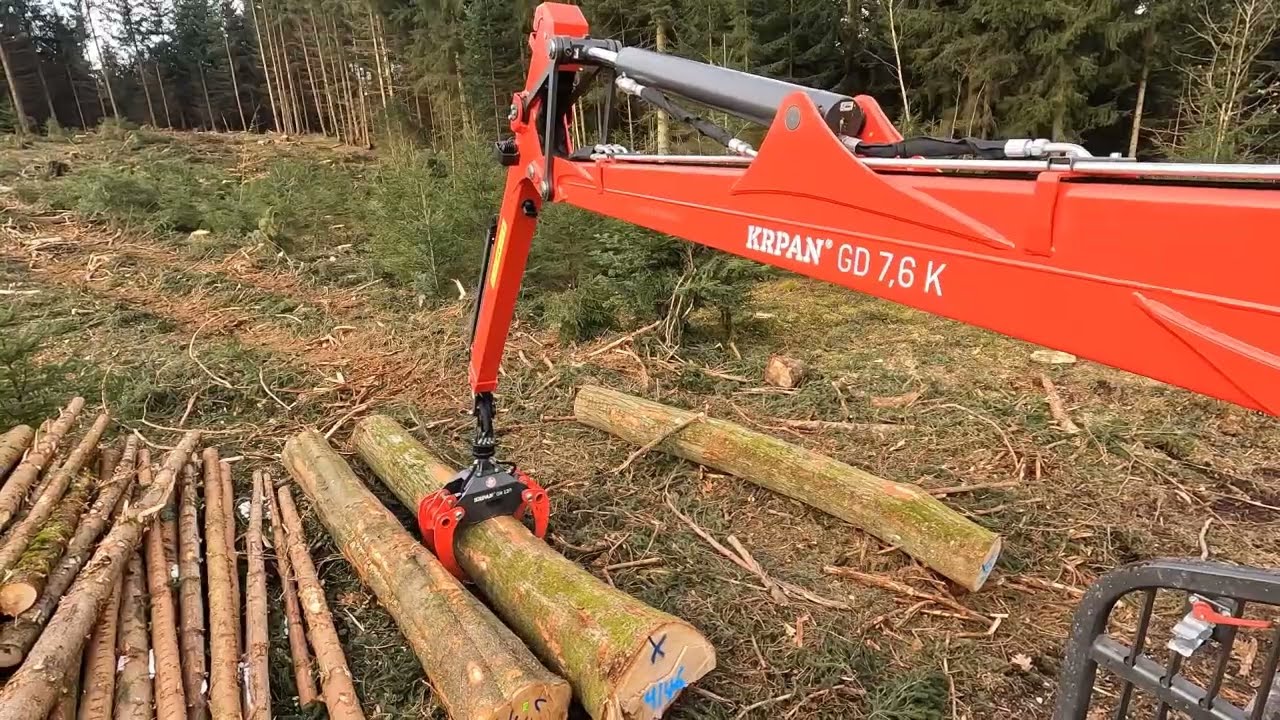 Krpan GP8DF Rückewagen mit GD 7,6 K Kran beim Verladen von massiven Eichenstämmen Deutz DX 3.60 G70
