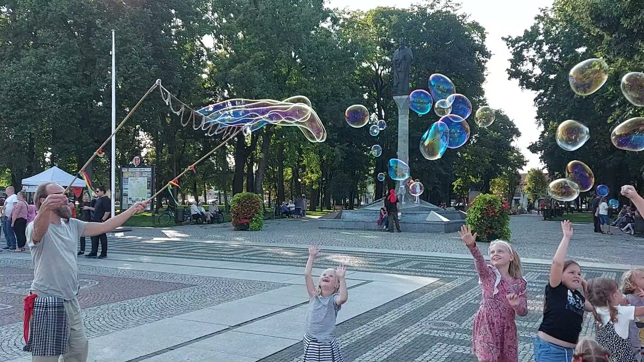 Puszczanie baniek mydlanych - Rynek Zygmunta Augusta.