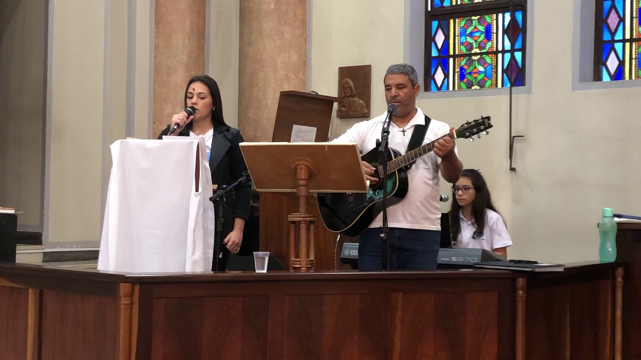 Por entre aclamações Deus se elevou,/ o Senhor subiu ao toque da trombeta.