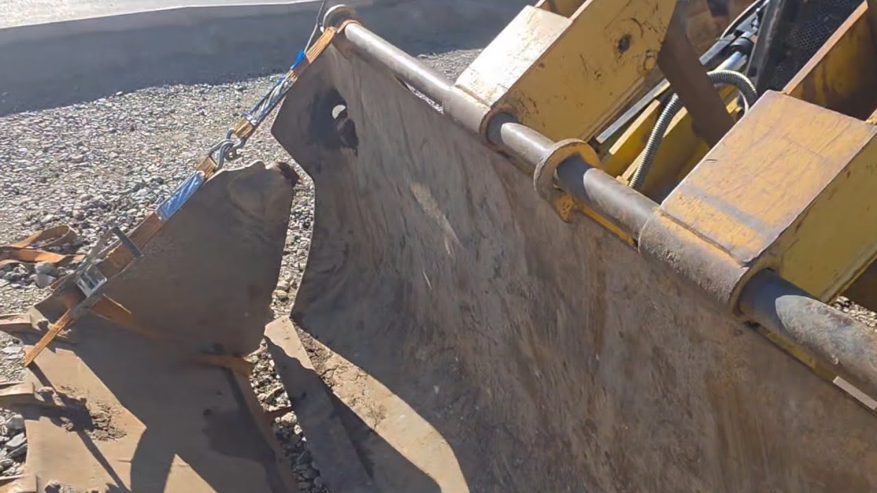Ulomená klapačka traktorbagru. Broken backhoe loader bucket.