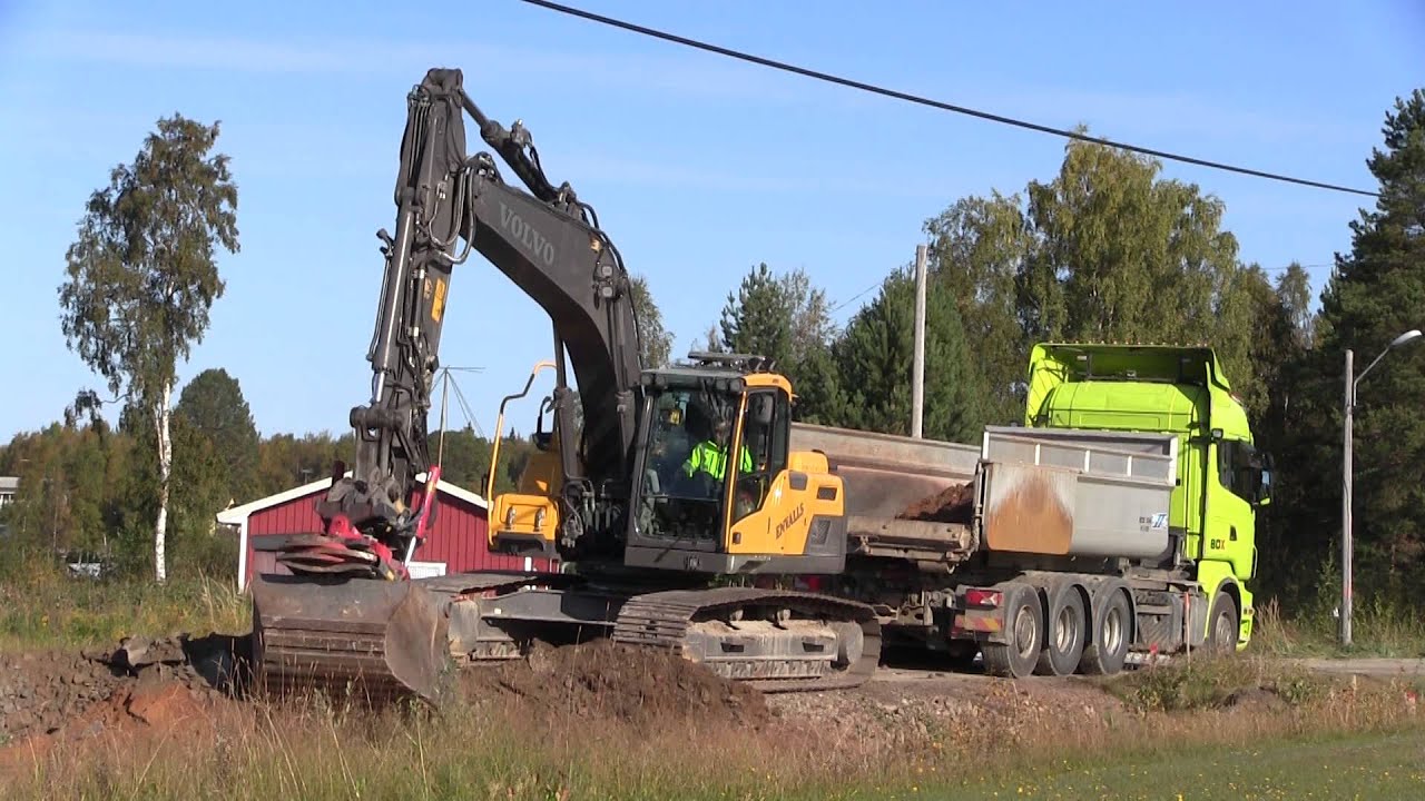 Volvo EC220DL loading Scania R620 8x4*4 @ a roadwork