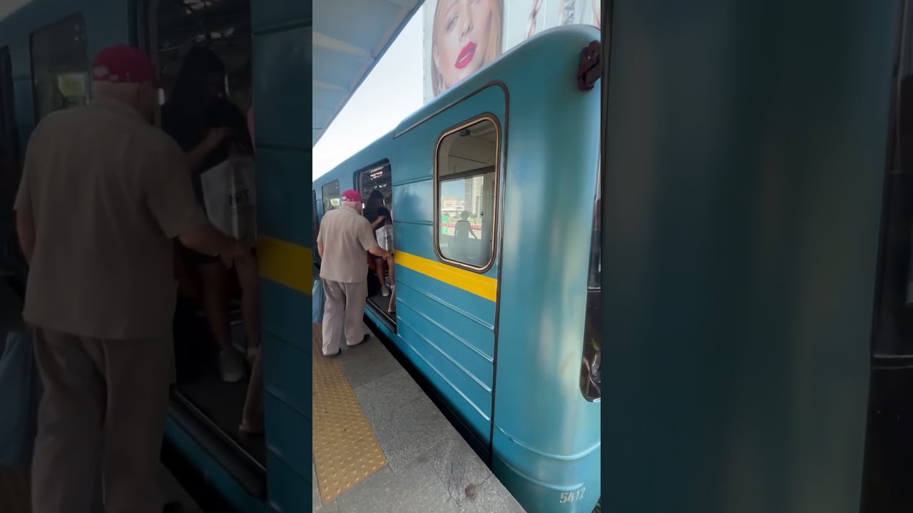 Е-КМ прибуває на станцію Лівобережна. #потяг #метро #лівобережна #київ #ukraine #train