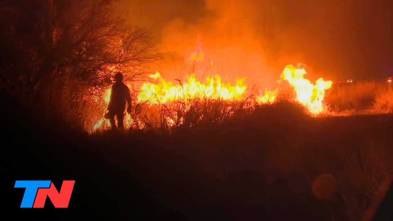 Los bomberos de Córdoba realizan un contrafuego para controlar el incendio forestal