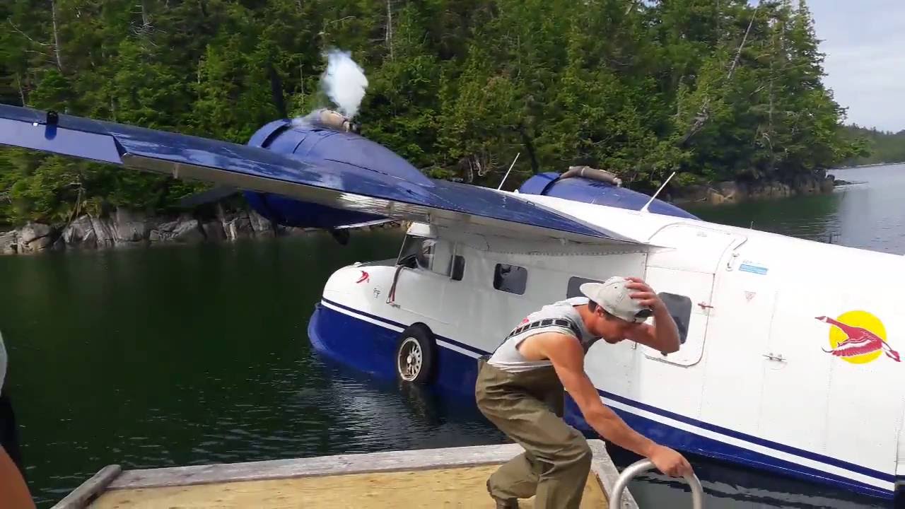 GRUMMAN GOOSE Seaplane Loading and Taking Off from Dock #jimthepilot - August 3, 2016