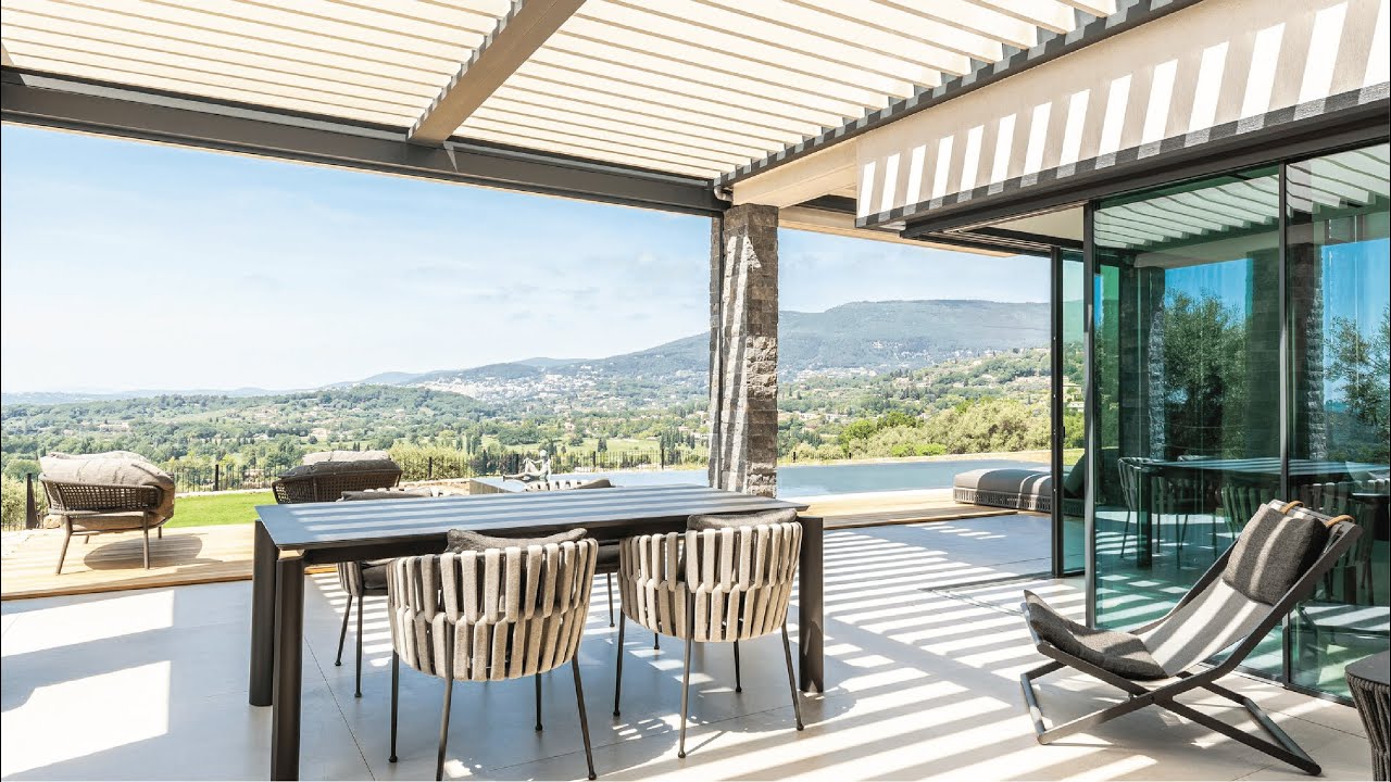 Screens en lamellendak beschutten zonovergoten villa | Renson