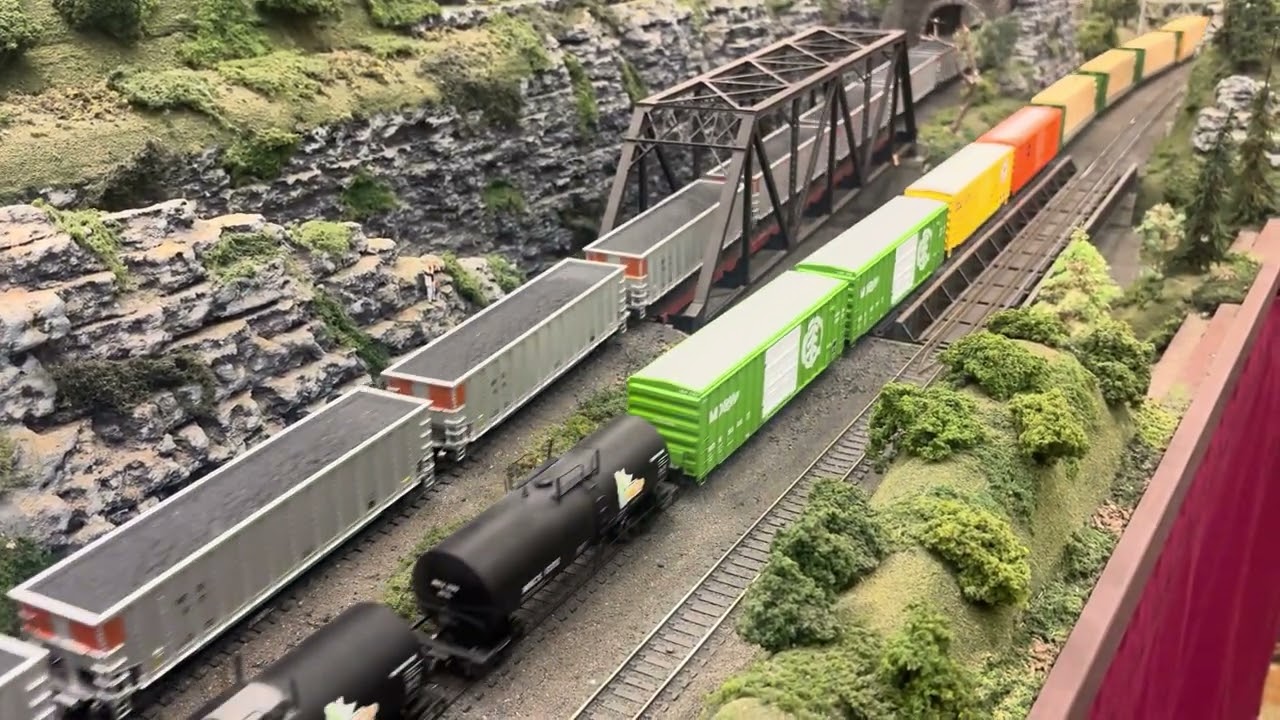Ho Scale Soo Line freight Train, Union Pacific Coal Train & Burlington Northern Freight Train Runby.