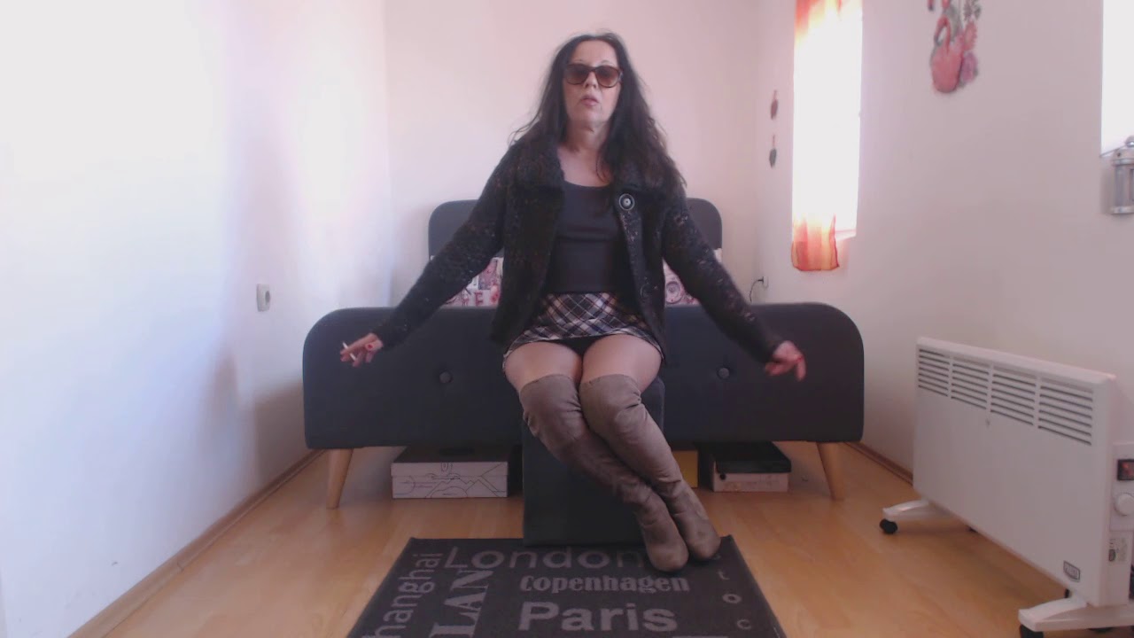 JUPE A CARREAUX ET 3 PULLS MARRON