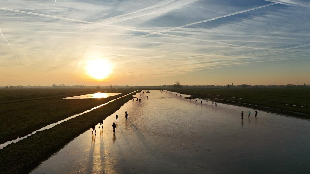 'Derde' kerstdag: steeds meer schaatsers op de Vogeltjesplas in Brandwijk