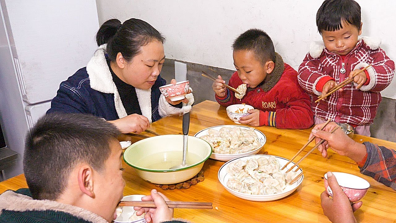 媳婦心情好包餃子吃，胡蘿蔔豬肉餡，一人一碗吃得真過癮